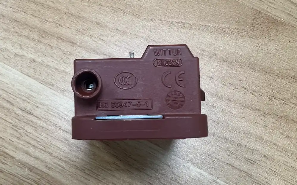 Selcom door contact square mounting detail